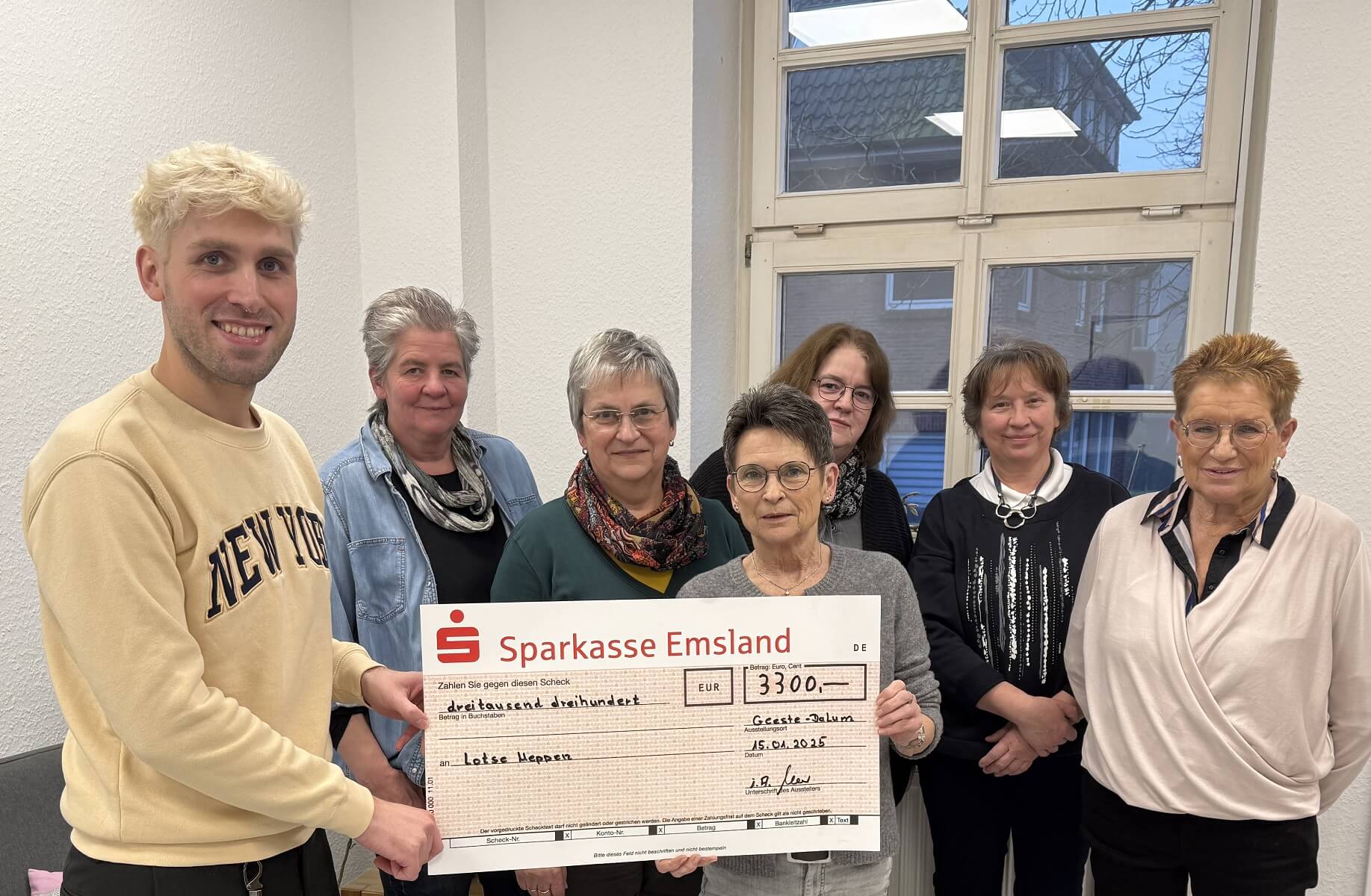 Uebergabe Spenden-Scheck der Handarbeitsgruppe Geeste-Dalum an Vertreter vom Lotse e.V.