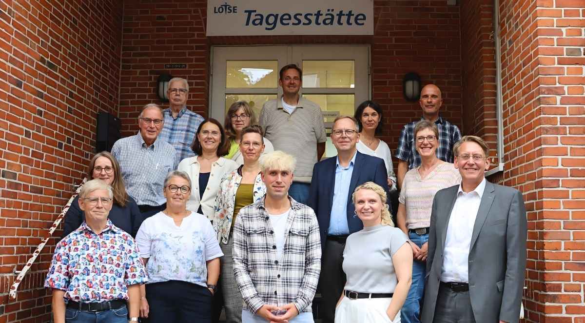 Gruppenfoto der Verantwortlichen vom Lotse e. V. mit dem Landrat und Fraktionsabgeordneten im Kreistag Emsland